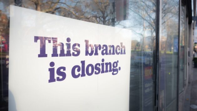 sign saying this bank branch is closed, US bank closures